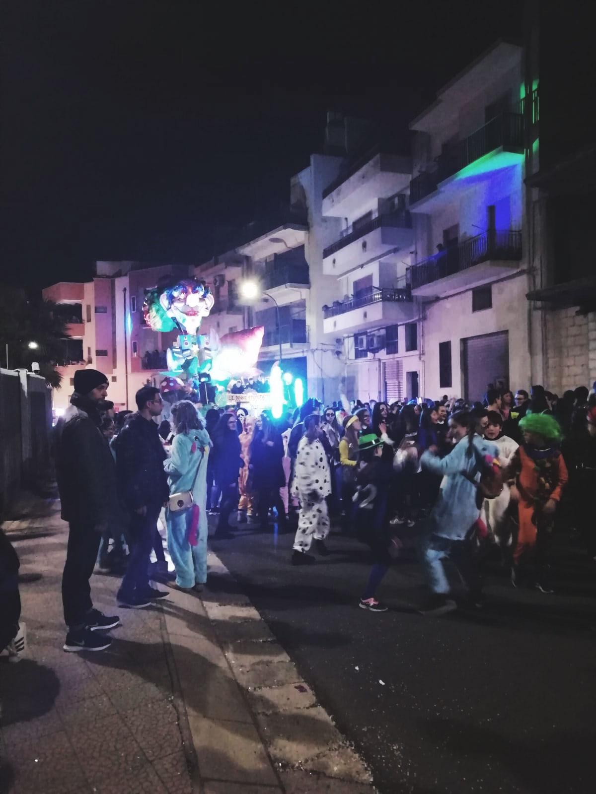 Nella foto di Michela Antezza, persone in maschera durante l'edizione 2019 del Carnevale Montese.